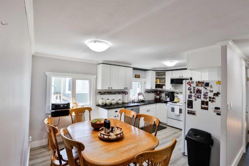 431 3 Street North, Vulcan, AB - Indoor Photo Showing Dining Room