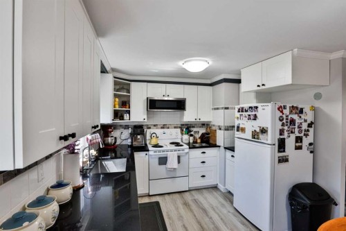 431 3 Street North, Vulcan, AB - Indoor Photo Showing Kitchen
