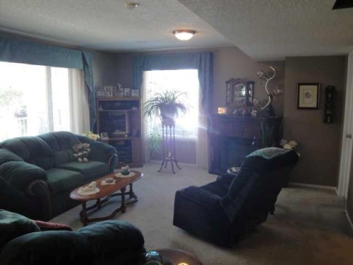 94 Heritage Lane West, Lethbridge, AB - Indoor Photo Showing Living Room