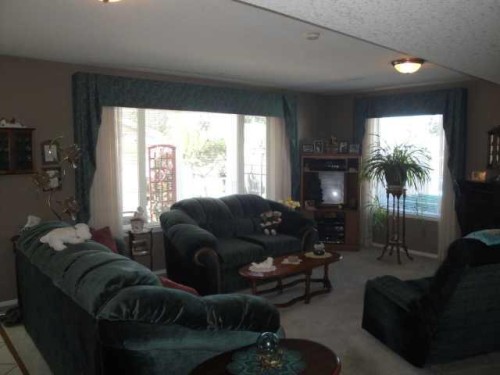 94 Heritage Lane West, Lethbridge, AB - Indoor Photo Showing Living Room