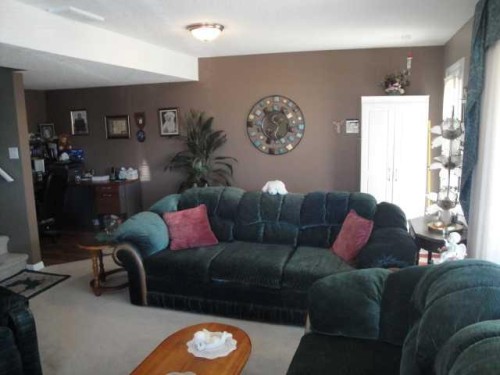 94 Heritage Lane West, Lethbridge, AB - Indoor Photo Showing Living Room