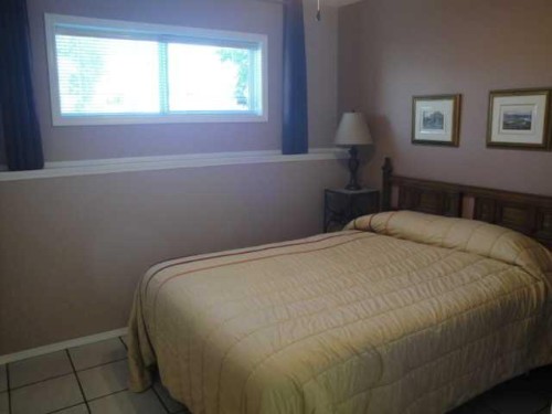 94 Heritage Lane West, Lethbridge, AB - Indoor Photo Showing Bedroom