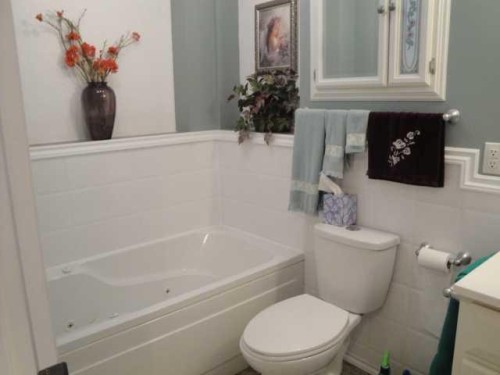 94 Heritage Lane West, Lethbridge, AB - Indoor Photo Showing Bathroom
