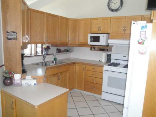 94 Heritage Lane West, Lethbridge, AB - Indoor Photo Showing Kitchen With Double Sink