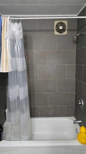 1815 1 Avenue North, Lethbridge, AB - Indoor Photo Showing Bathroom
