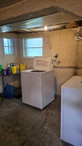 1815 1 Avenue North, Lethbridge, AB - Indoor Photo Showing Laundry Room