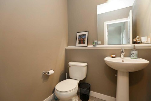 567 Moonlight Lane West, Lethbridge, AB - Indoor Photo Showing Bathroom