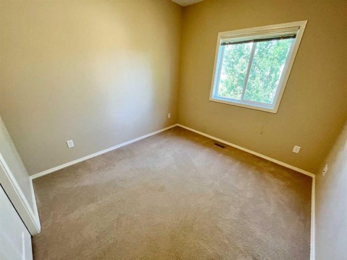 7-137 Silkstone Road West, Lethbridge, AB 