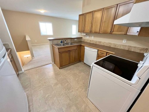7-137 Silkstone Road West, Lethbridge, AB 