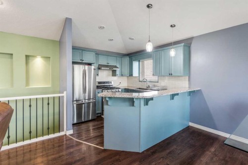 350 Mt Sunburst Way West, Lethbridge, AB - Indoor Photo Showing Kitchen With Upgraded Kitchen