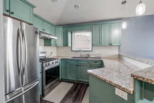 350 Mt Sunburst Way West, Lethbridge, AB - Indoor Photo Showing Kitchen With Upgraded Kitchen