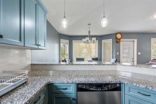 350 Mt Sunburst Way West, Lethbridge, AB - Indoor Photo Showing Kitchen With Upgraded Kitchen