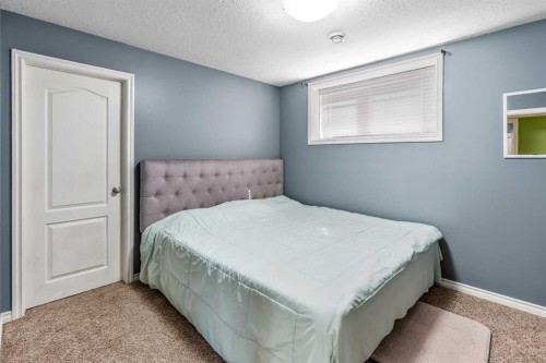 350 Mt Sunburst Way West, Lethbridge, AB - Indoor Photo Showing Bedroom