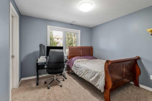 350 Mt Sunburst Way West, Lethbridge, AB - Indoor Photo Showing Bedroom