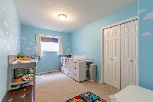 568 Heritage Boulevard West, Lethbridge, AB - Indoor Photo Showing Bedroom