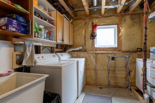 568 Heritage Boulevard West, Lethbridge, AB - Indoor Photo Showing Laundry Room