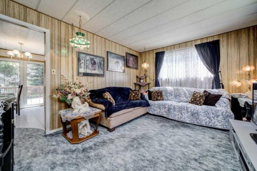20541 25Th Avenue, Bellevue, AB - Indoor Photo Showing Living Room