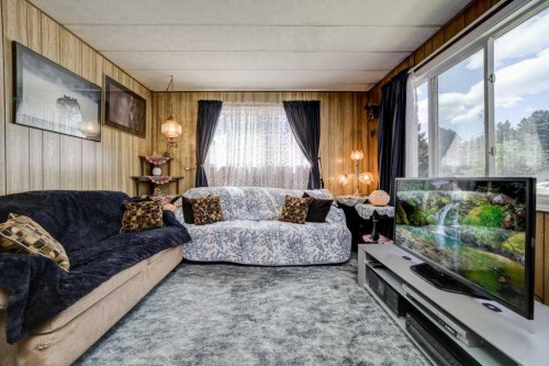 20541 25Th Avenue, Bellevue, AB - Indoor Photo Showing Living Room
