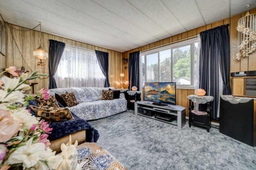 20541 25Th Avenue, Bellevue, AB - Indoor Photo Showing Living Room