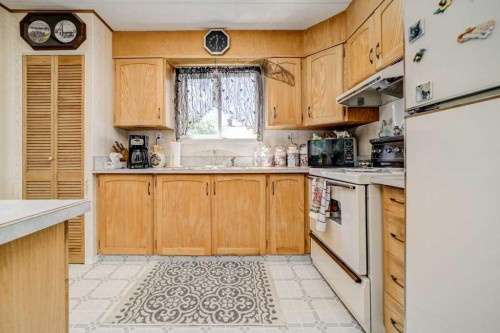 20541 25Th Avenue, Bellevue, AB - Indoor Photo Showing Kitchen