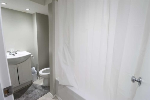5319 45 Ave, Taber, AB - Indoor Photo Showing Bathroom