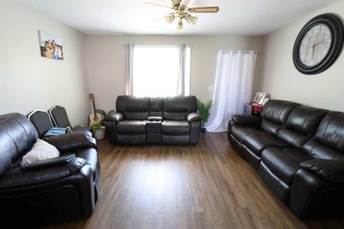 5319 45 Ave, Taber, AB - Indoor Photo Showing Living Room