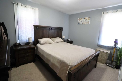 5319 45 Ave, Taber, AB - Indoor Photo Showing Bedroom
