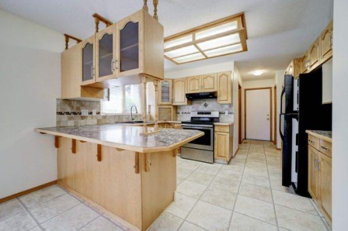 23 Niska Place West, Lethbridge, AB - Indoor Photo Showing Kitchen