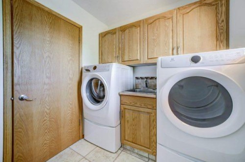 23 Niska Place West, Lethbridge, AB - Indoor Photo Showing Laundry Room