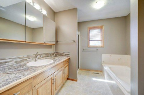 23 Niska Place West, Lethbridge, AB - Indoor Photo Showing Bathroom