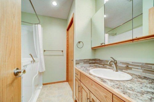 23 Niska Place West, Lethbridge, AB - Indoor Photo Showing Bathroom