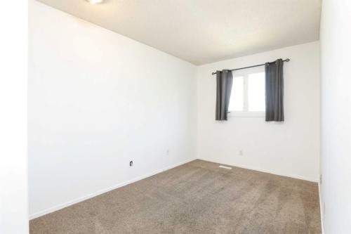 41 Rutgers Crescent West, Lethbridge, AB - Indoor Photo Showing Other Room