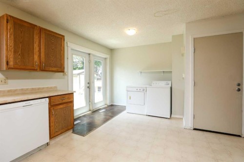 41 Rutgers Crescent West, Lethbridge, AB - Indoor Photo Showing Laundry Room