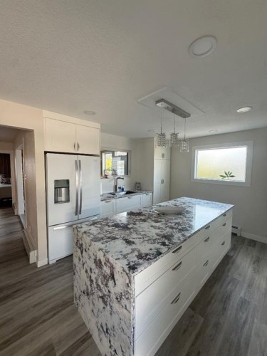 3733 21 Avenue South, Lethbridge, AB - Indoor Photo Showing Kitchen