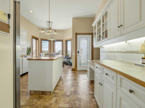 90013 212, Rural Lethbridge County, AB - Indoor Photo Showing Kitchen