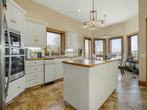 90013 212, Rural Lethbridge County, AB - Indoor Photo Showing Kitchen