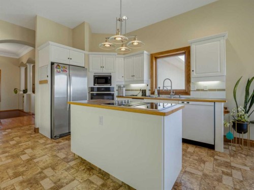 90013 212, Rural Lethbridge County, AB - Indoor Photo Showing Kitchen