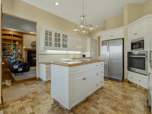 90013 212, Rural Lethbridge County, AB - Indoor Photo Showing Kitchen