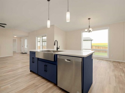 2037 Sunflower Crescent, Coaldale, AB - Indoor Photo Showing Kitchen