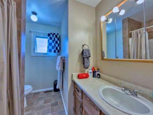 8534 21 Avenue, Coleman, AB - Indoor Photo Showing Bathroom