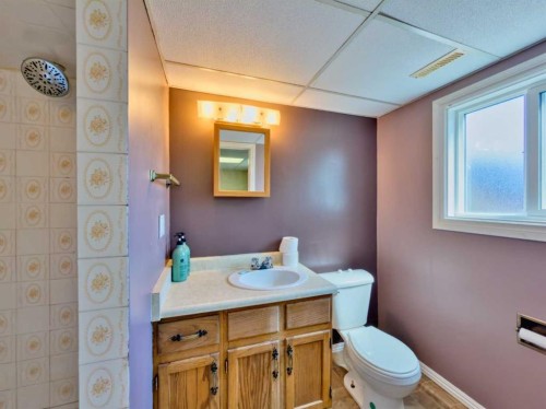 8534 21 Avenue, Coleman, AB - Indoor Photo Showing Bathroom