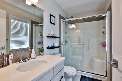 963 40 Avenue North, Lethbridge, AB - Indoor Photo Showing Bathroom