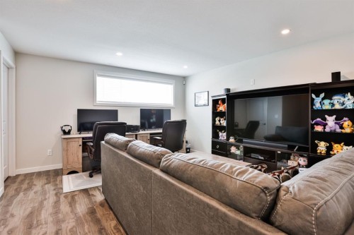 963 40 Avenue North, Lethbridge, AB - Indoor Photo Showing Living Room