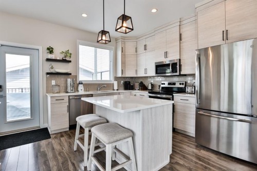 963 40 Avenue North, Lethbridge, AB - Indoor Photo Showing Kitchen With Upgraded Kitchen