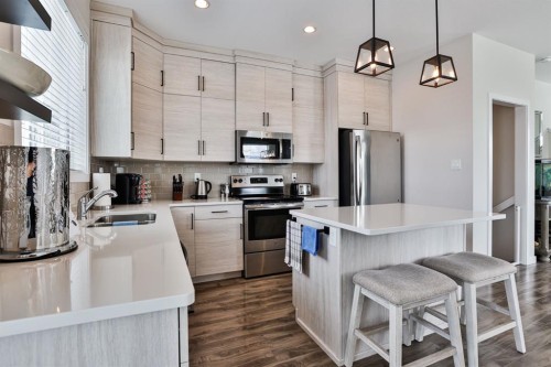 963 40 Avenue North, Lethbridge, AB - Indoor Photo Showing Kitchen With Upgraded Kitchen