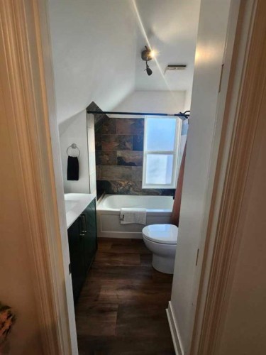 721 6 Street South, Lethbridge, AB - Indoor Photo Showing Bathroom