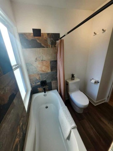 721 6 Street South, Lethbridge, AB - Indoor Photo Showing Bathroom