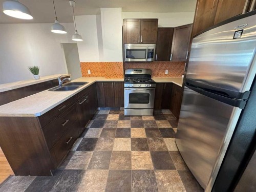 721 6 Street South, Lethbridge, AB - Indoor Photo Showing Kitchen With Double Sink With Upgraded Kitchen