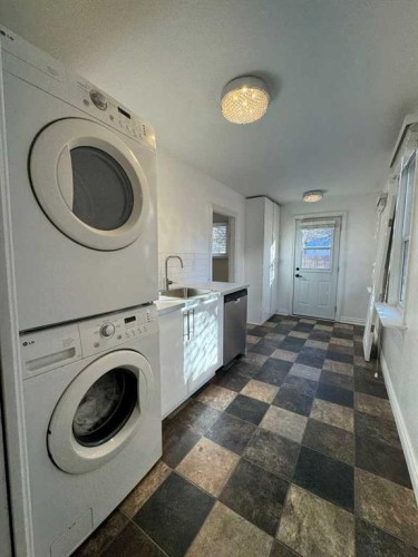 721 6 Street South, Lethbridge, AB - Indoor Photo Showing Laundry Room