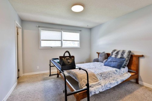 1019 Glacier Drive South, Lethbridge, AB - Indoor Photo Showing Bedroom
